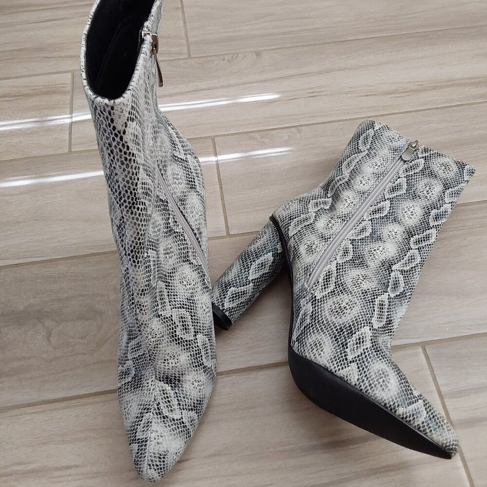 Fashion Nova NWOB Vegan Black/White Snake Print Mid Calf Boot. Size 11 M